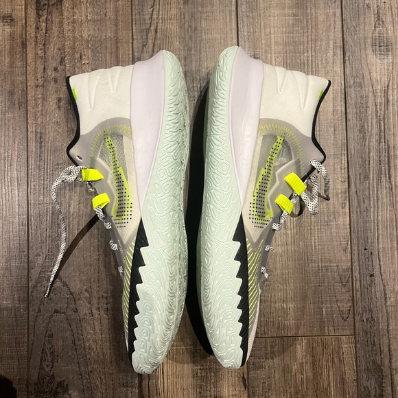 Kyrie Flytrap V - Picture 3 of 7